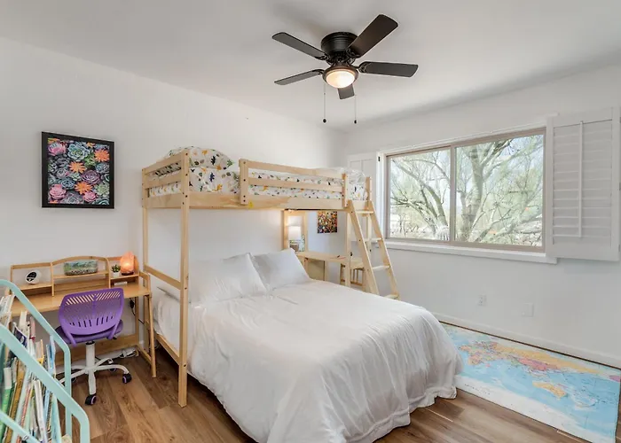 Conveniently Located, Kid-friendly Retreat! Holiday home *