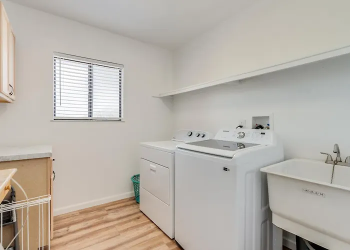 Conveniently Located, Kid-friendly Retreat! *